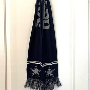 Dallas cowboys scarf.